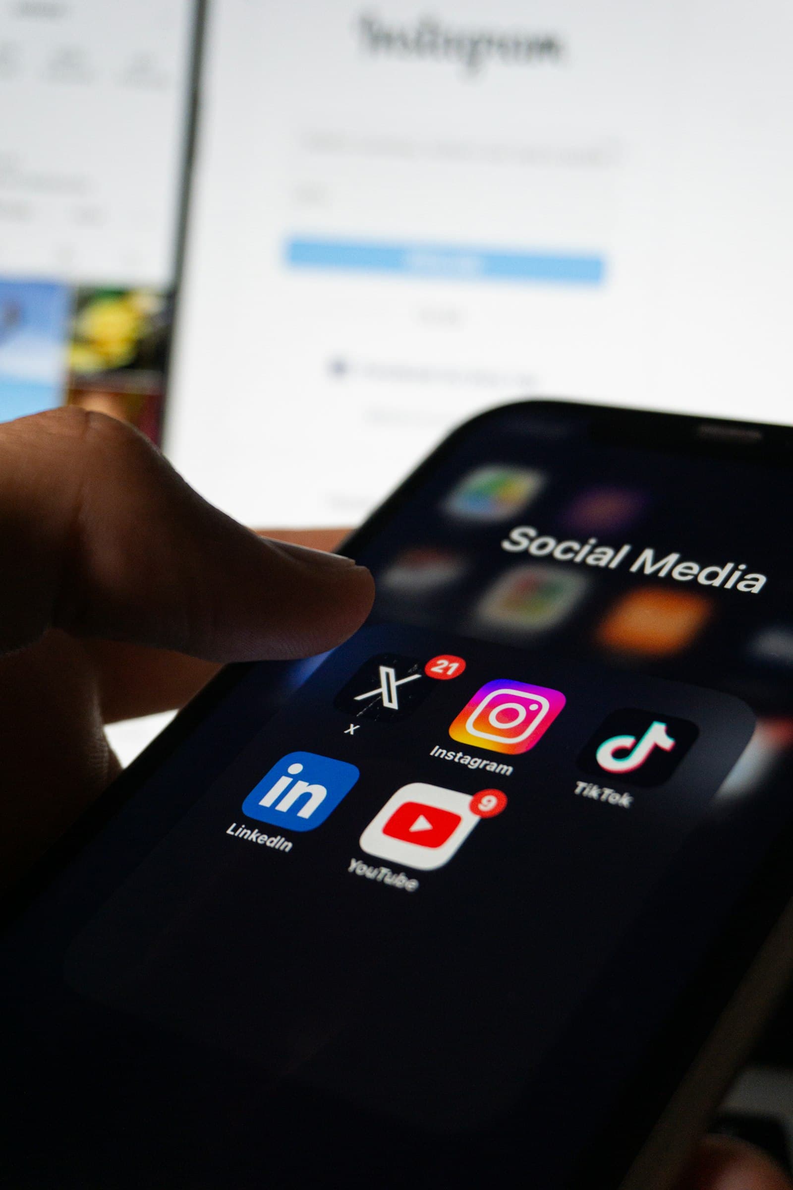 Telefon ekranında sosyal medya uygulamaları